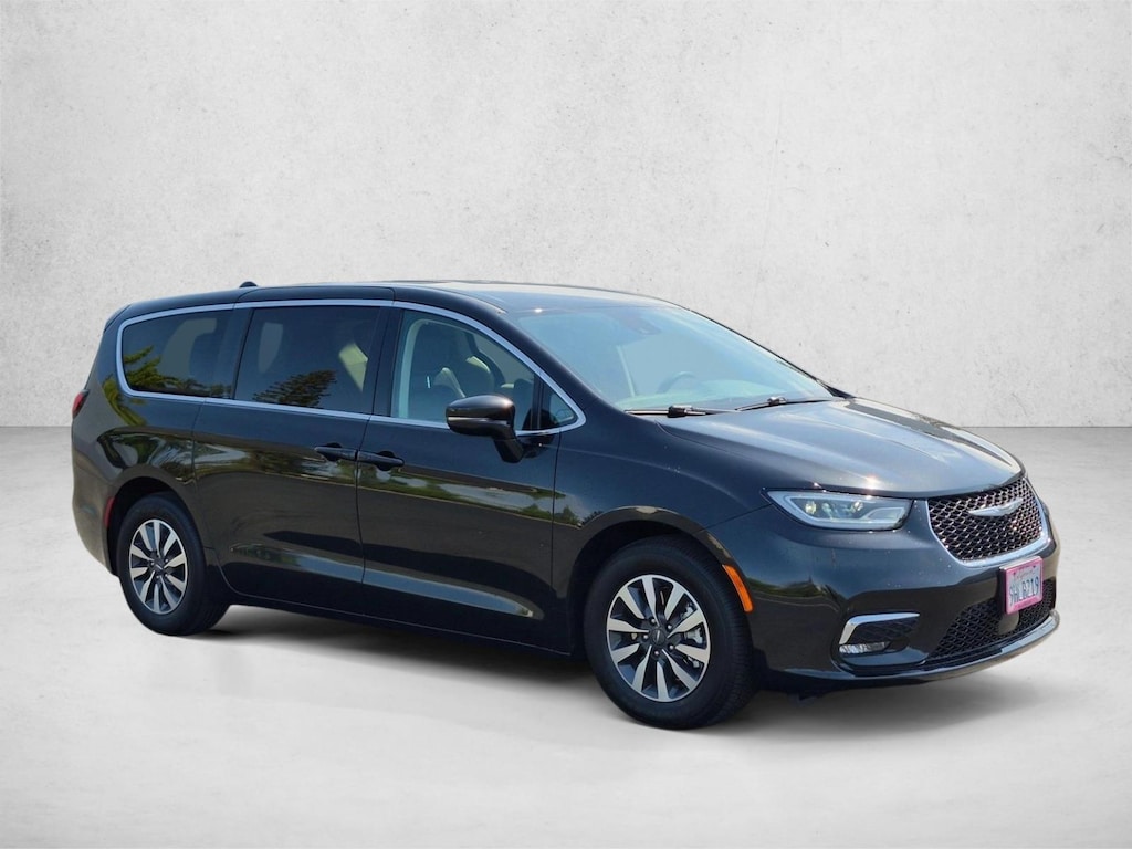 Used 2022 Chrysler Pacifica Hybrid Touring L Mini-van Passenger