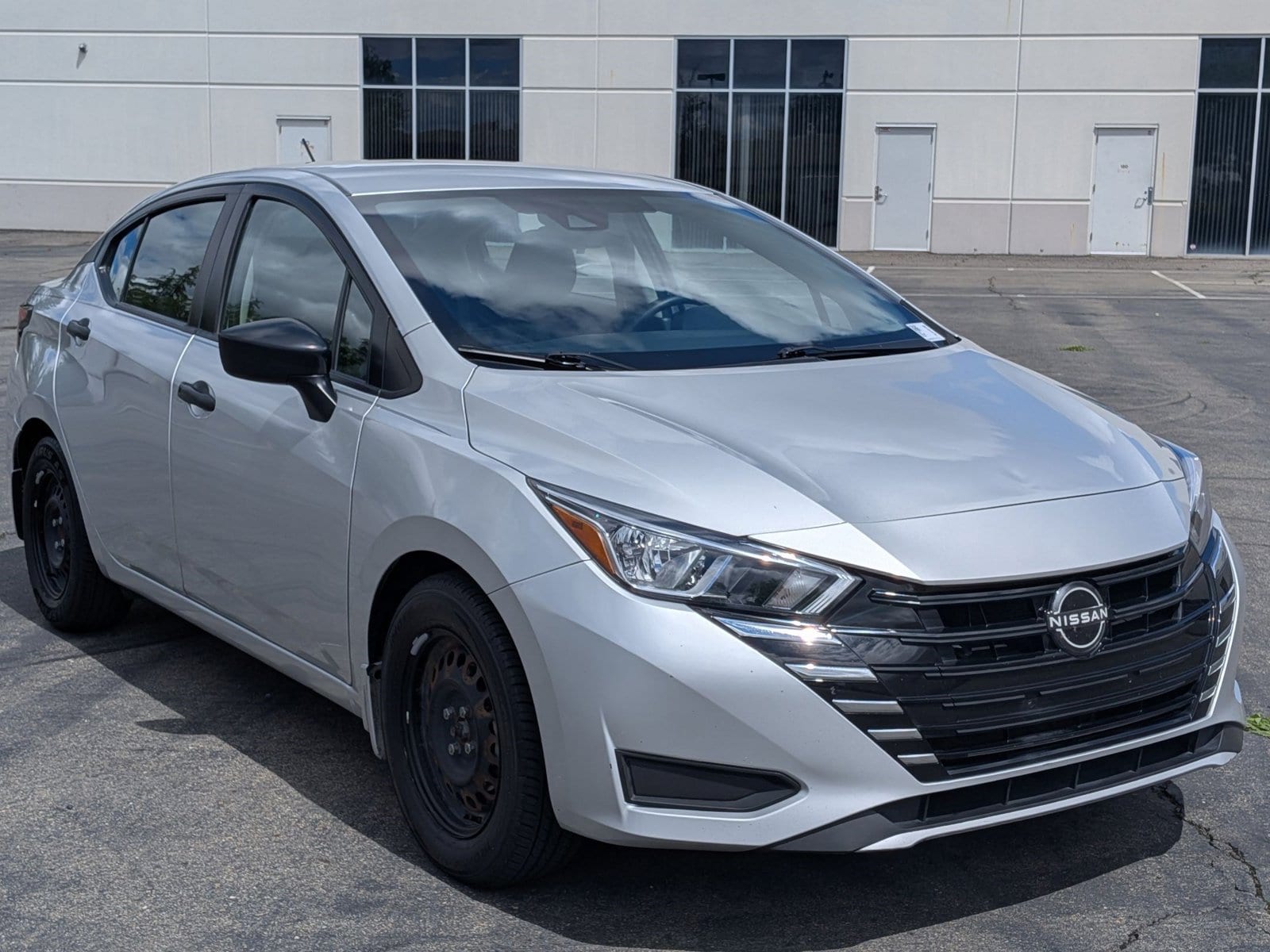 2023 Nissan Versa S photo 3