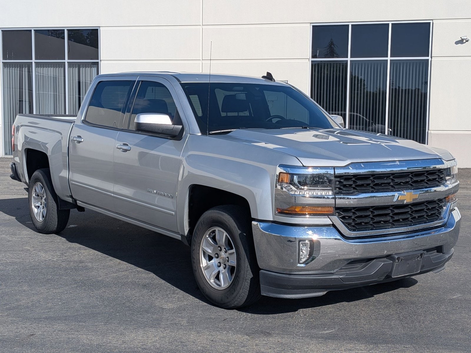 2017 Chevrolet Silverado 1500 LT photo 3