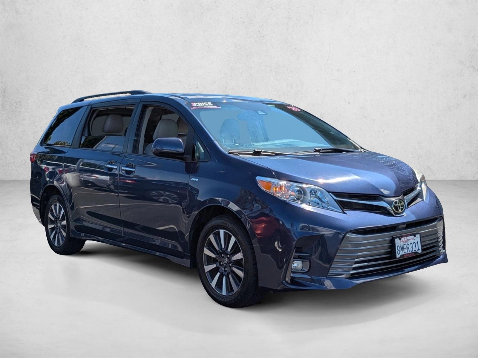 2020 Toyota Sienna XLE photo 3