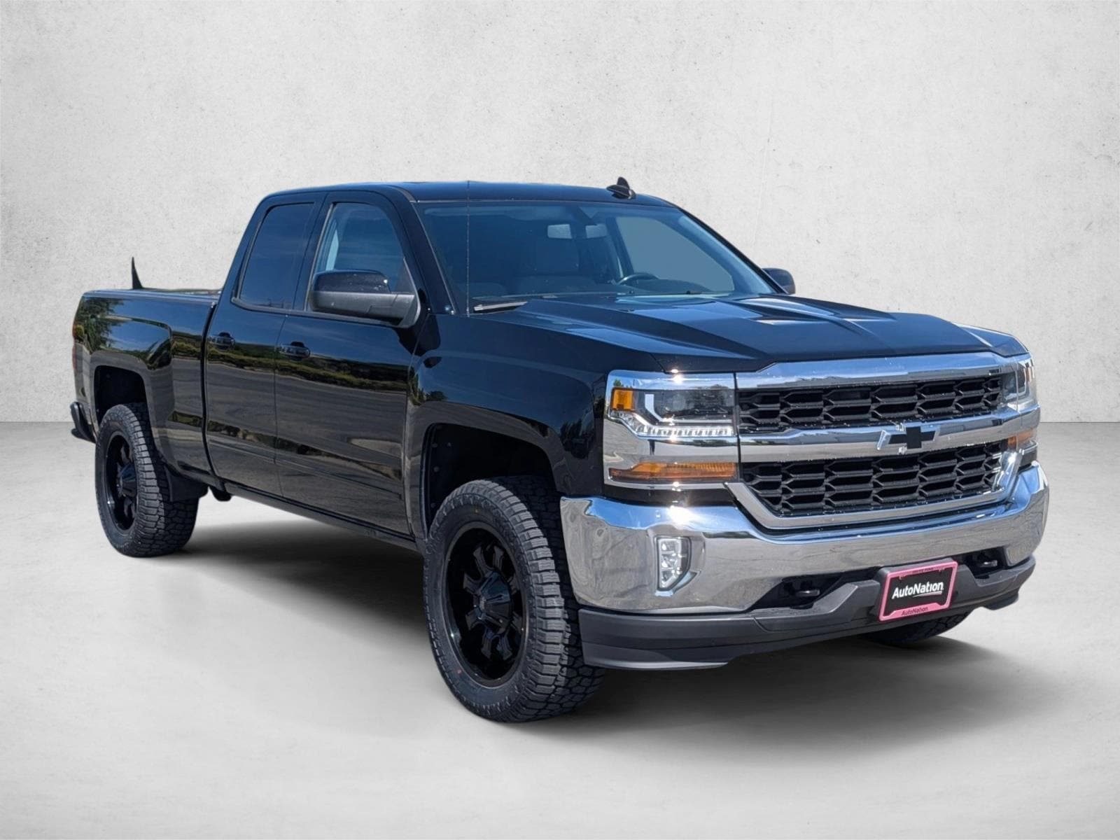 2017 Chevrolet Silverado 1500 LT photo 3