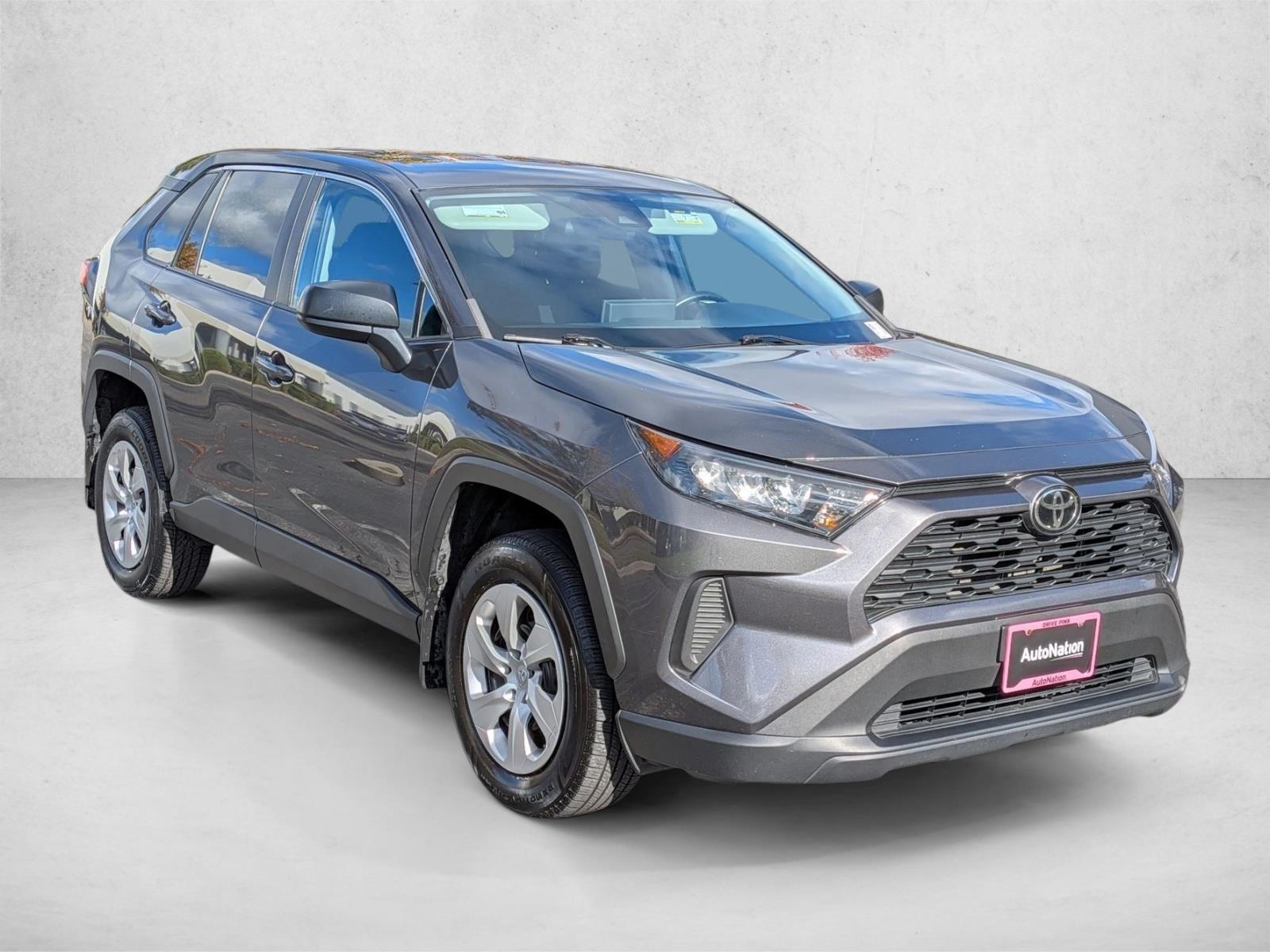 2022 Toyota RAV4 LE photo 3