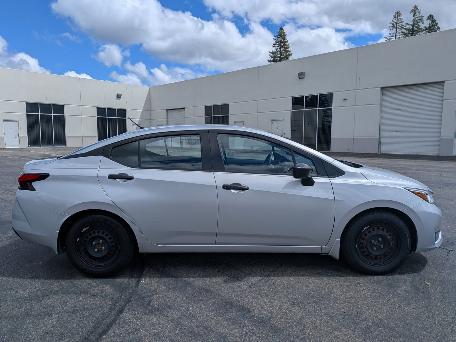 2023 Nissan Versa S photo 4