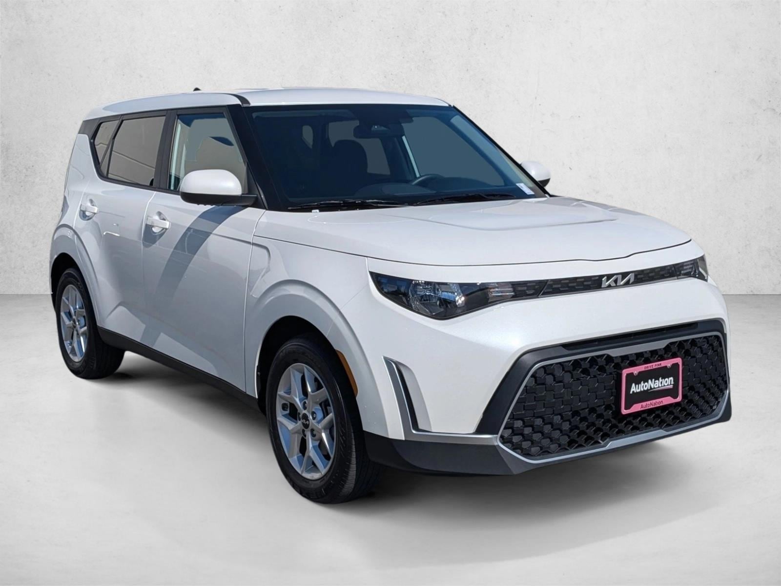 2025 Kia Soul LX photo 3