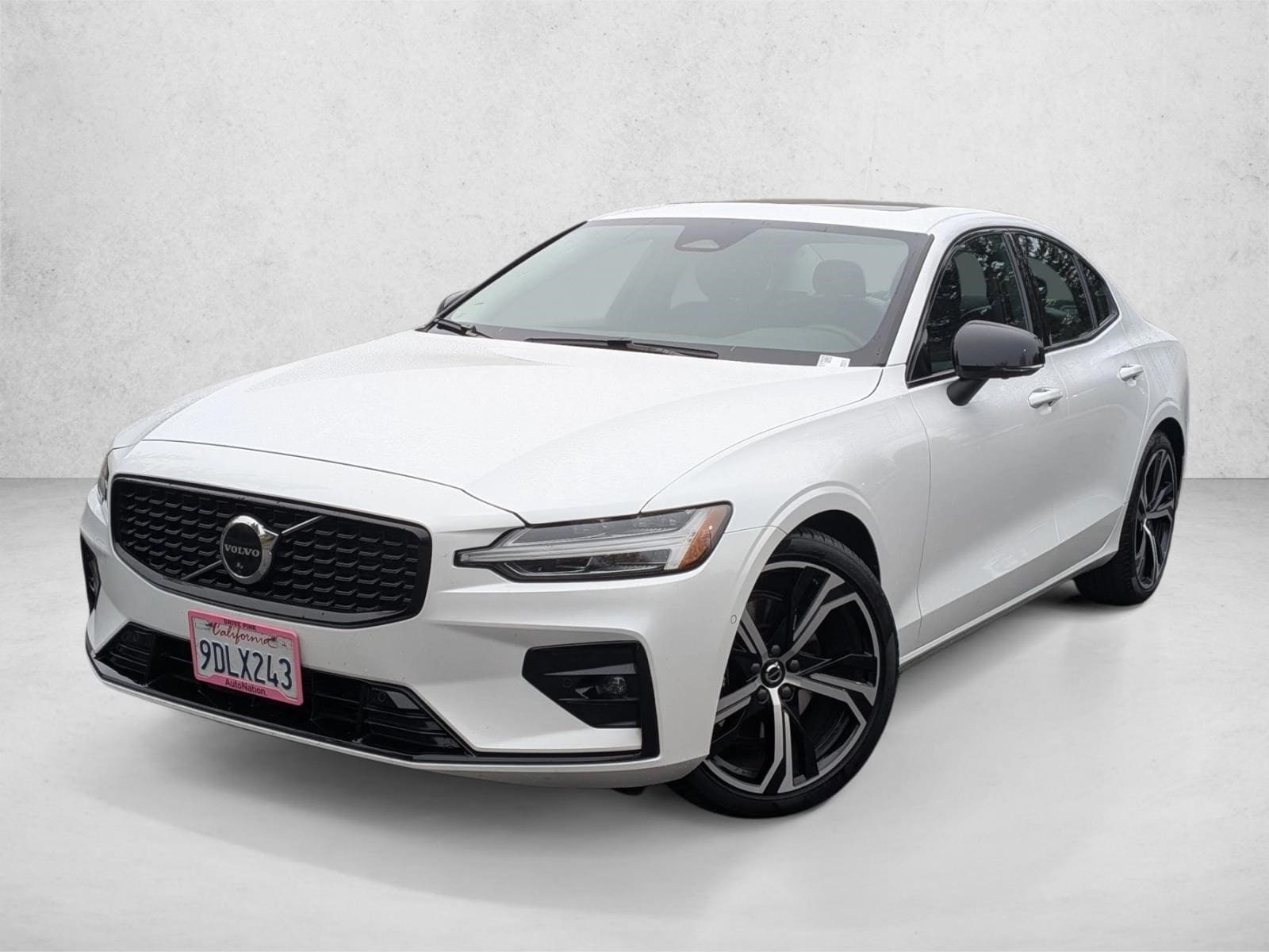 2023 Volvo S60 Plus's photo
