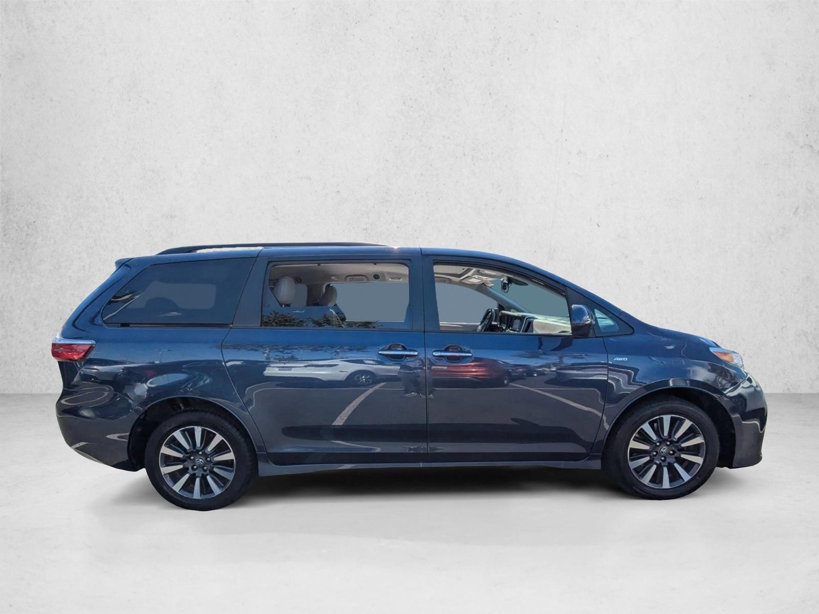 2020 Toyota Sienna XLE photo 4