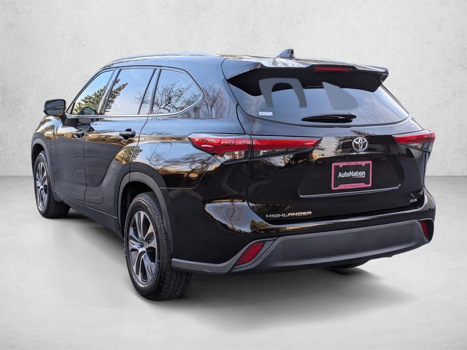 2022 Toyota Highlander XLE photo 3