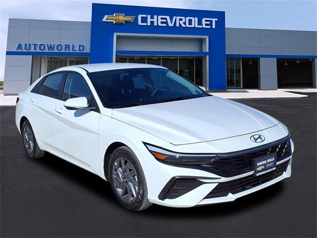 2024 Hyundai Elantra SEL's photo