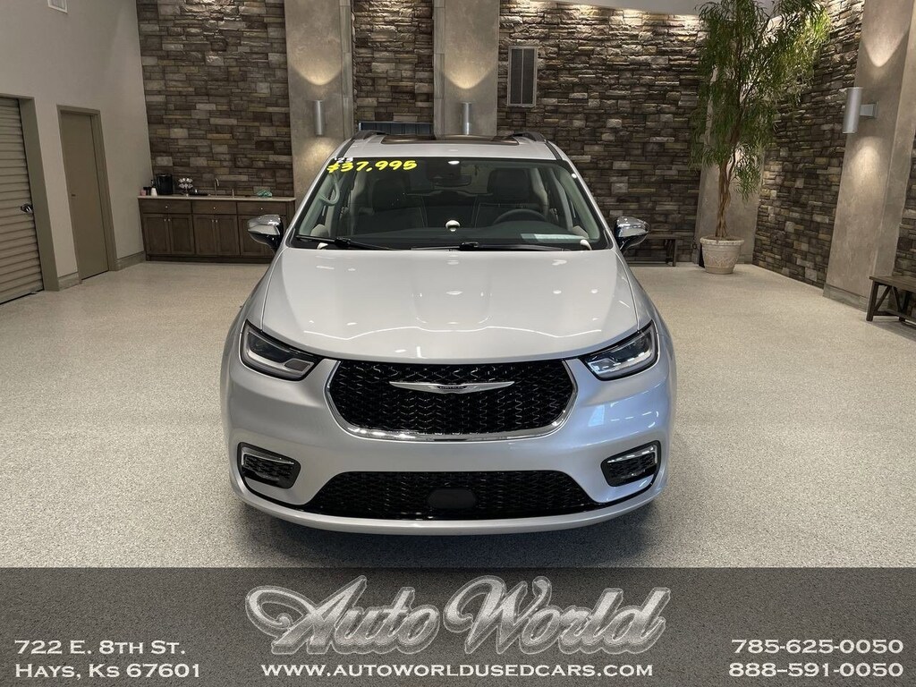 Used 2023 Chrysler Pacifica Limited Van Passenger Van