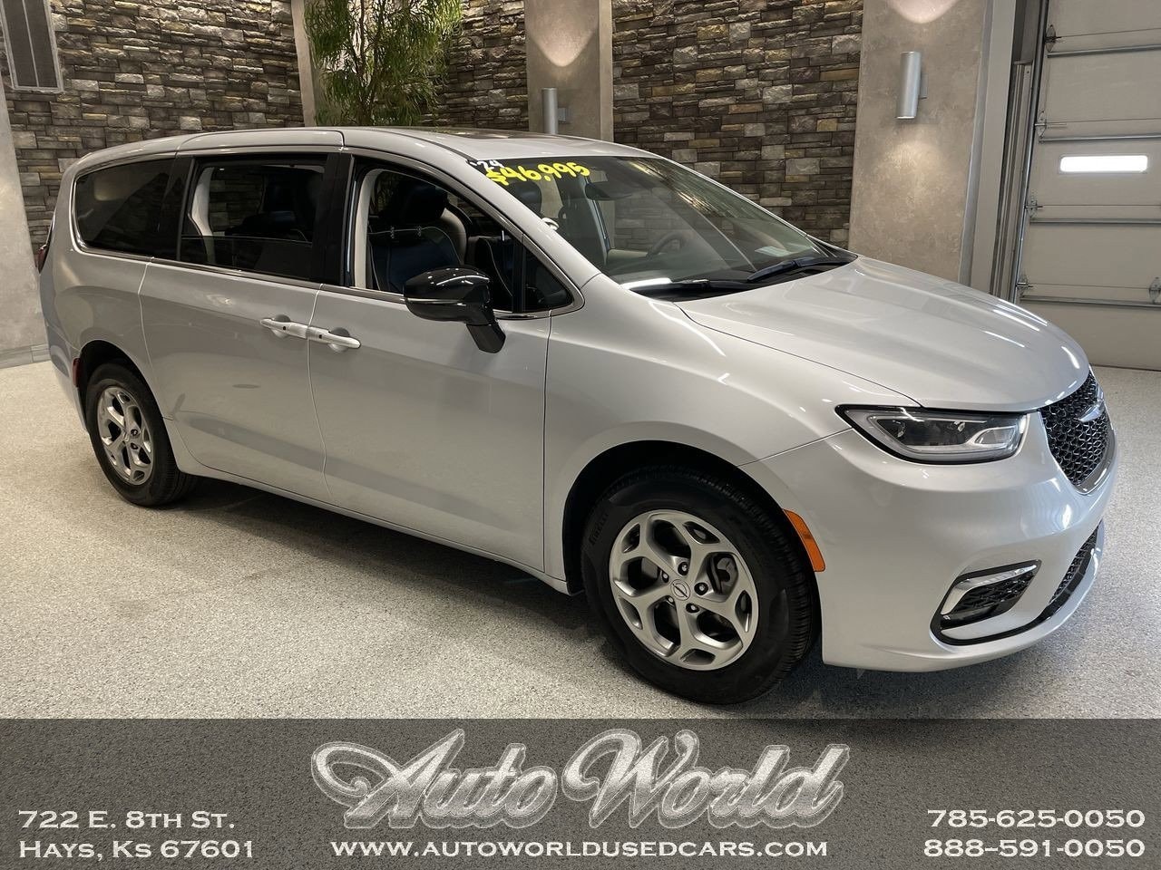 2024 Chrysler Pacifica Limited's photo