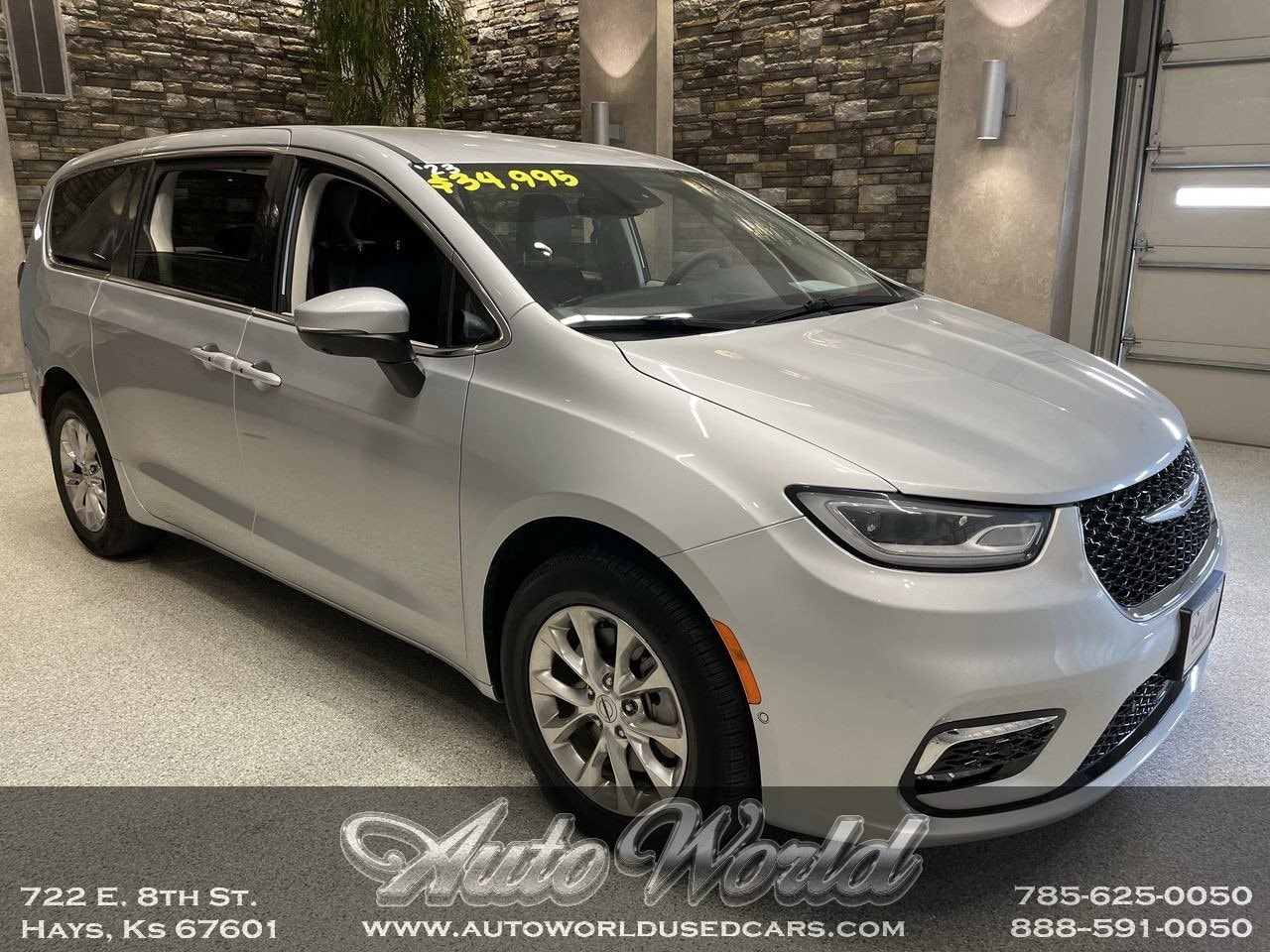 2023 Chrysler Pacifica Touring L AWD's photo
