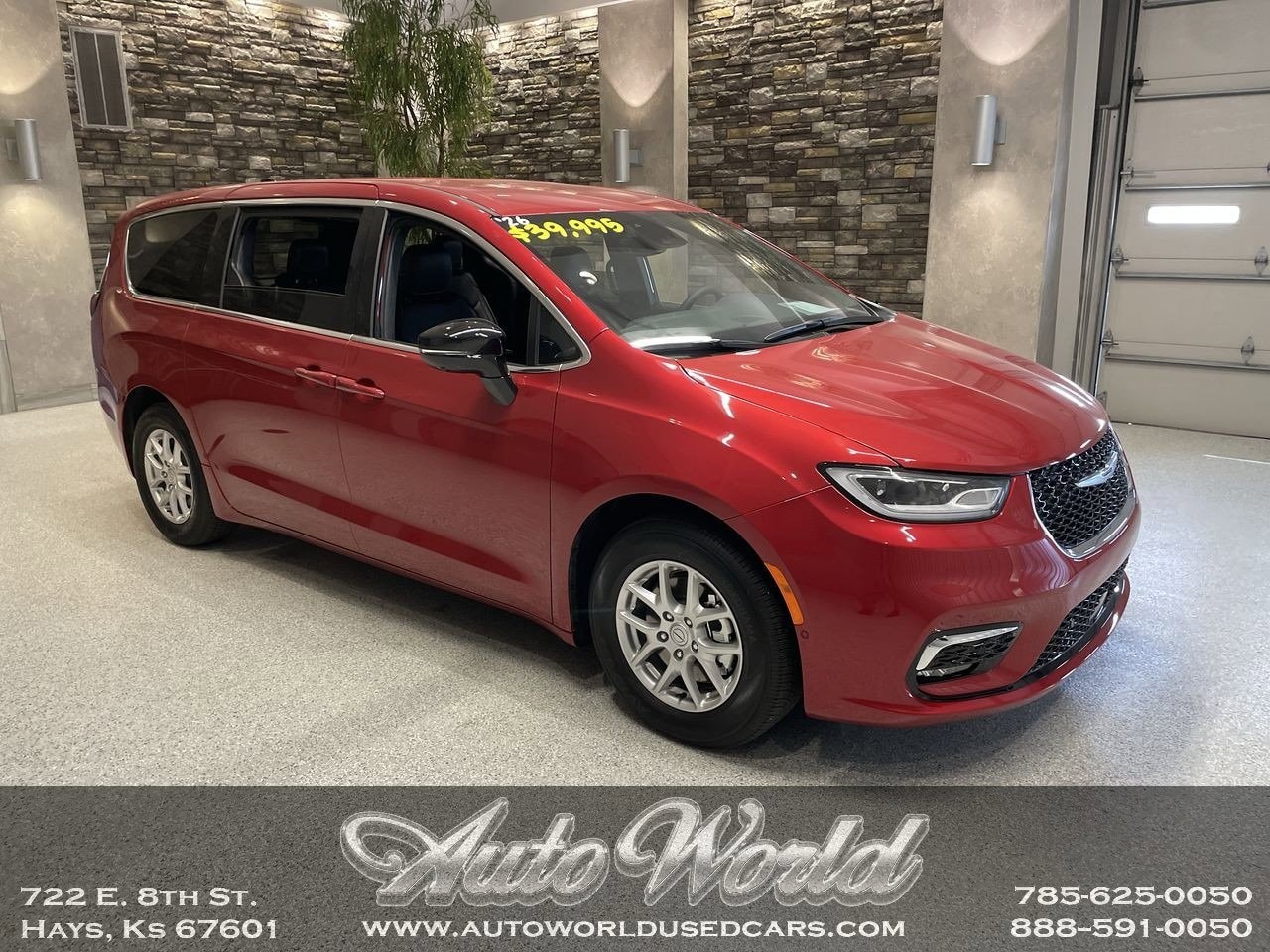 2026 Chrysler Pacifica Select's photo
