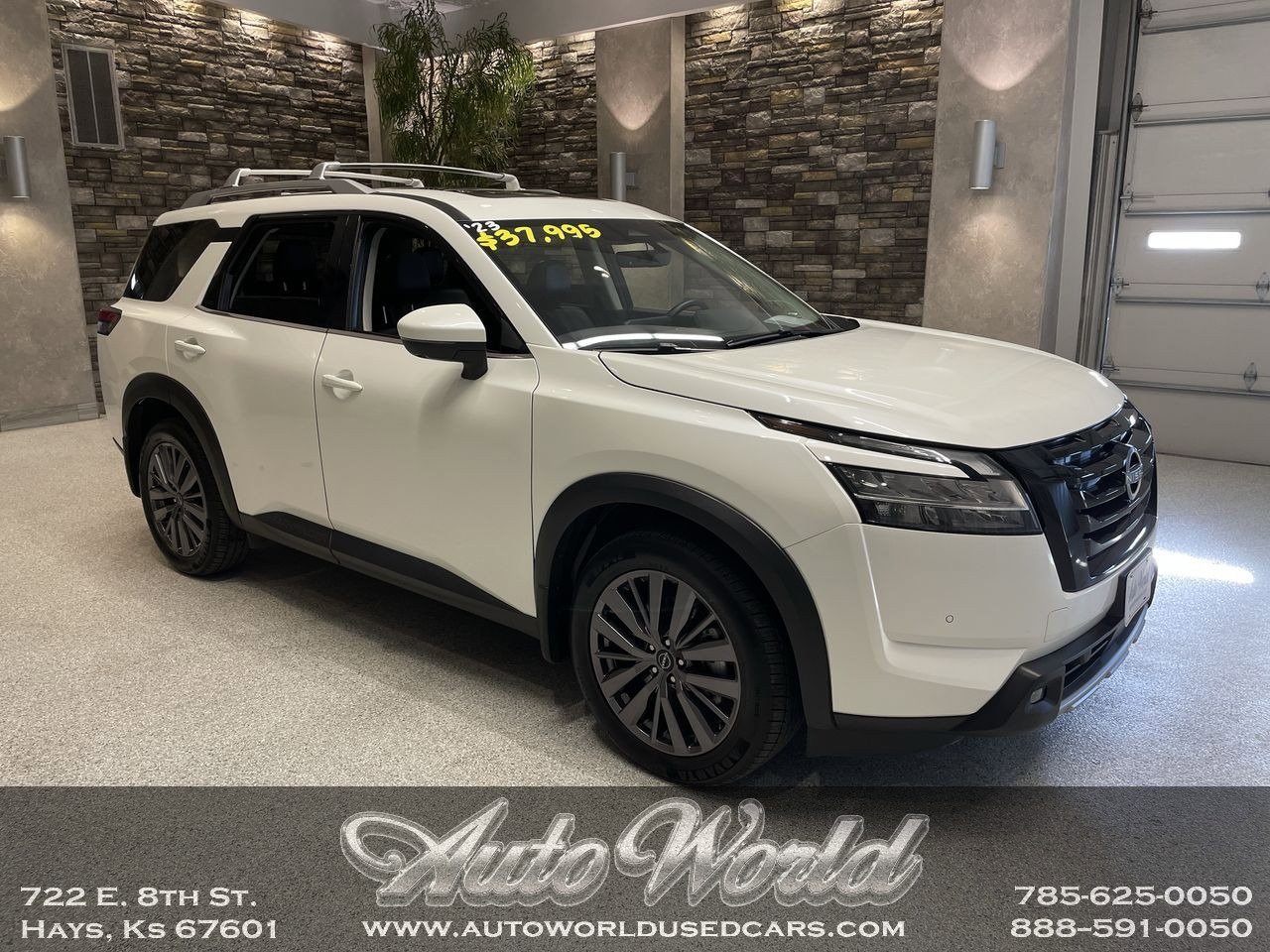 2023 Nissan Pathfinder SL's photo