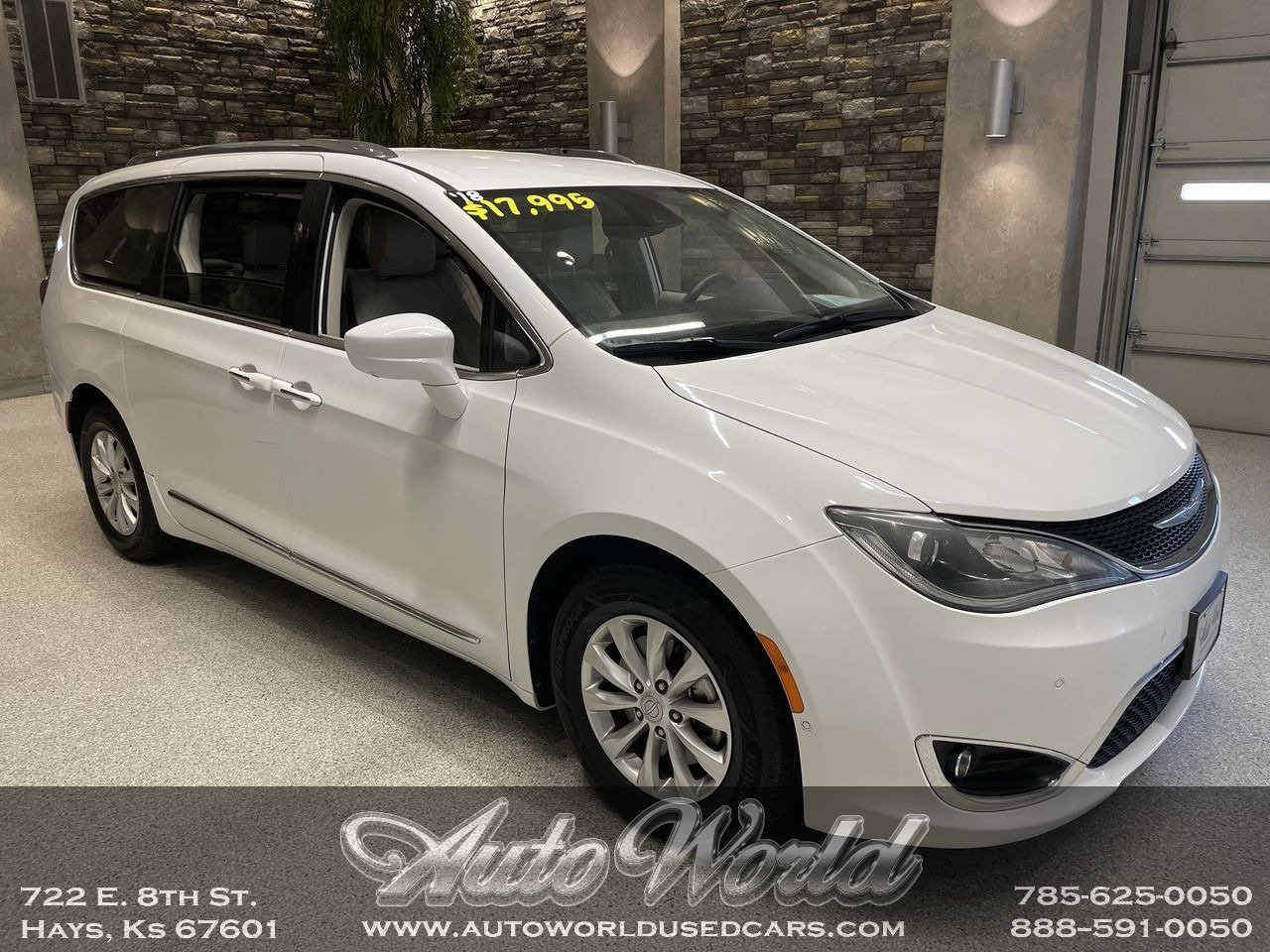 2018 Chrysler Pacifica Touring L's photo