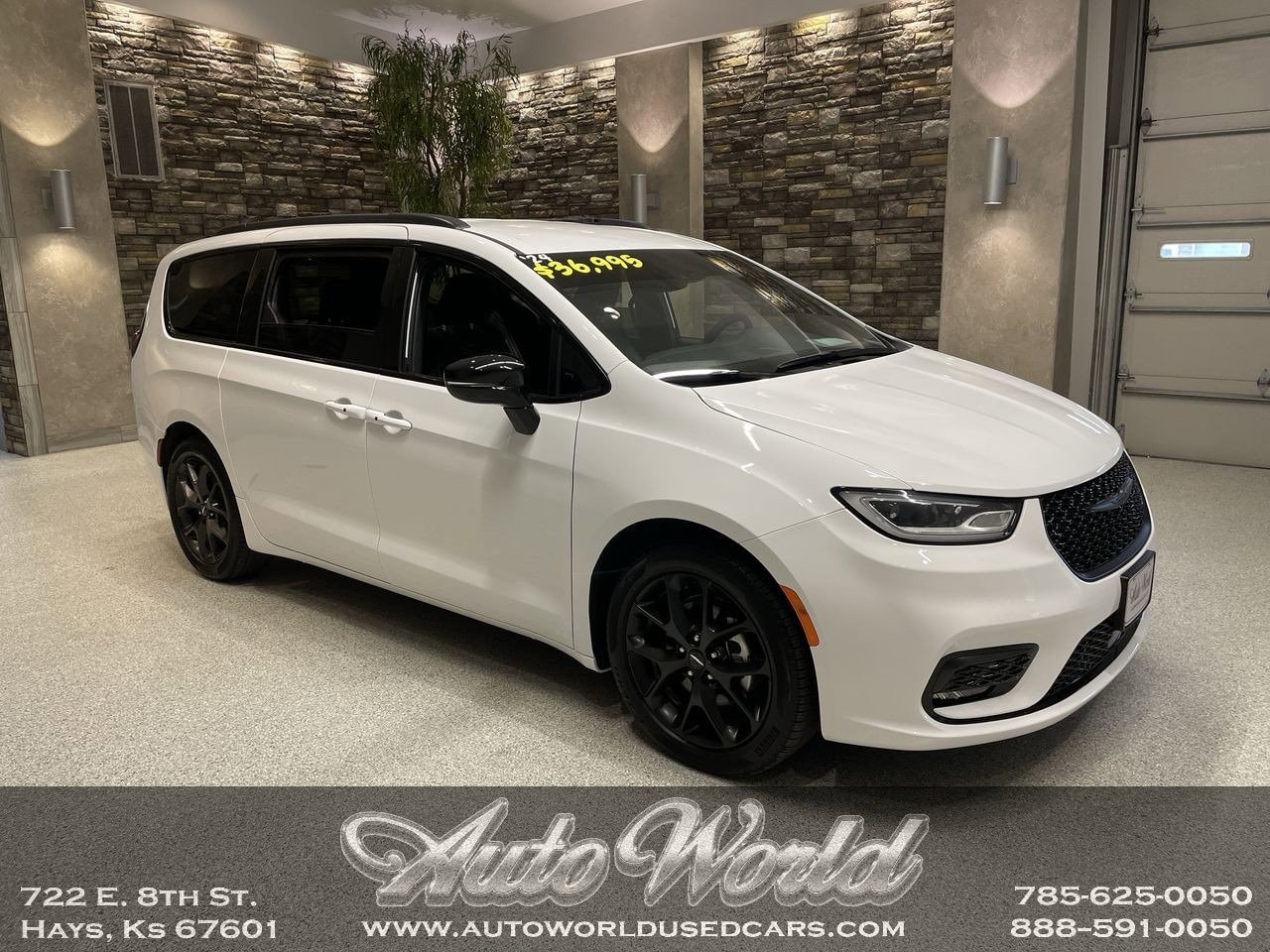 2024 Chrysler Pacifica Touring L's photo