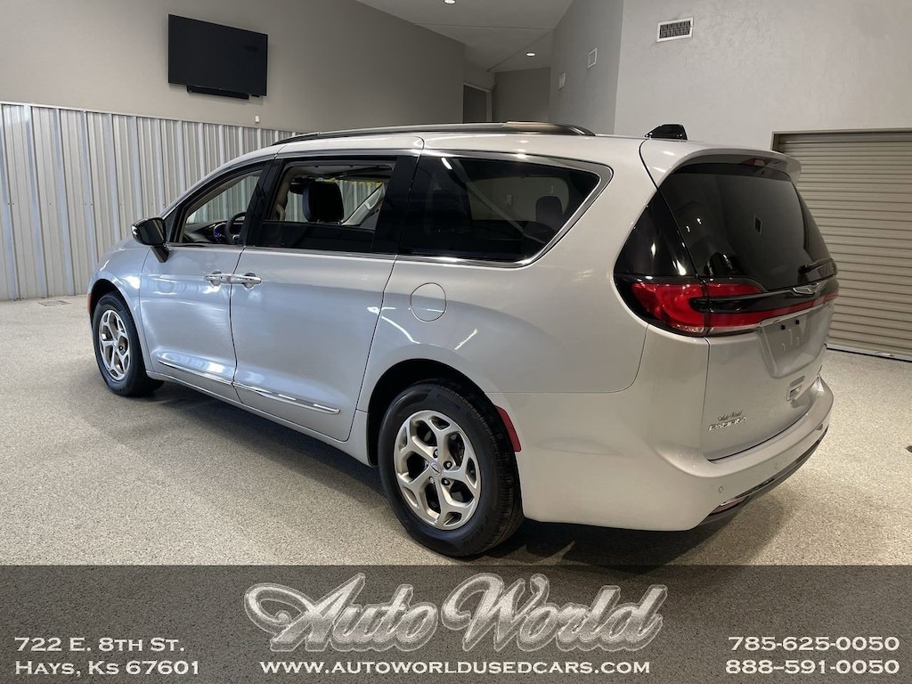 Used 2023 Chrysler Pacifica Limited Van Passenger Van