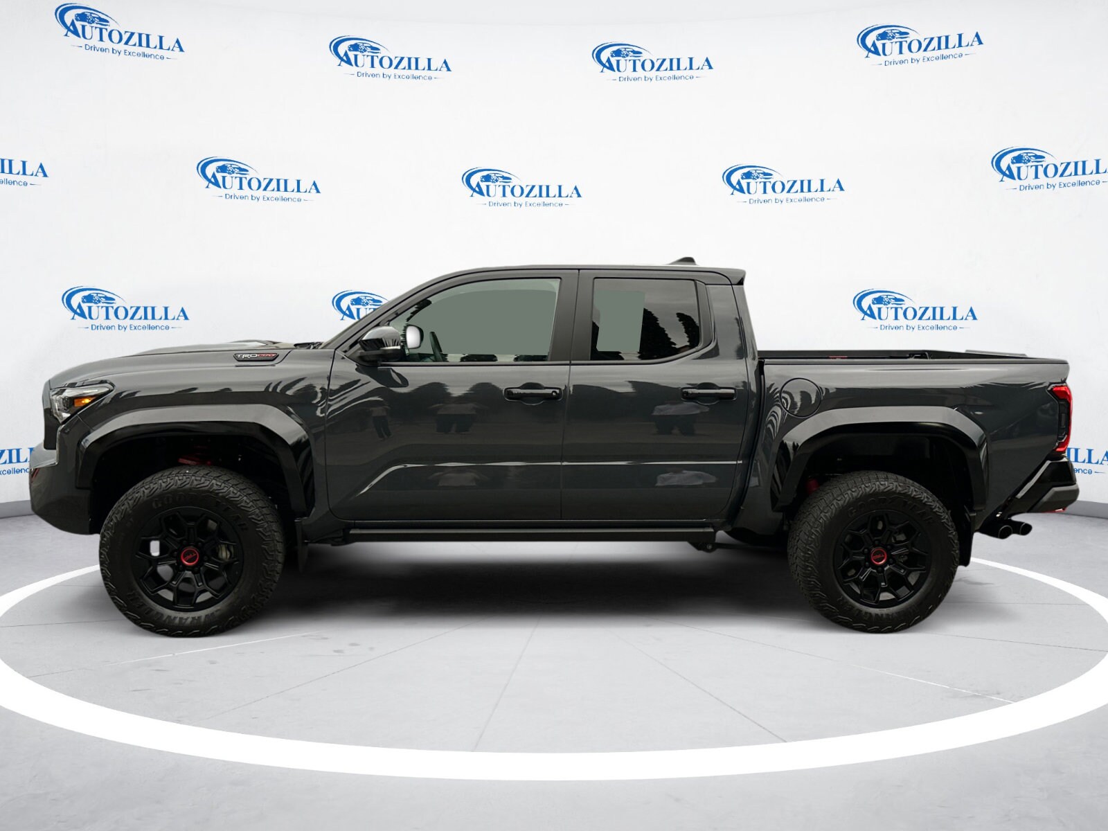 2024 Toyota Tacoma photo 2