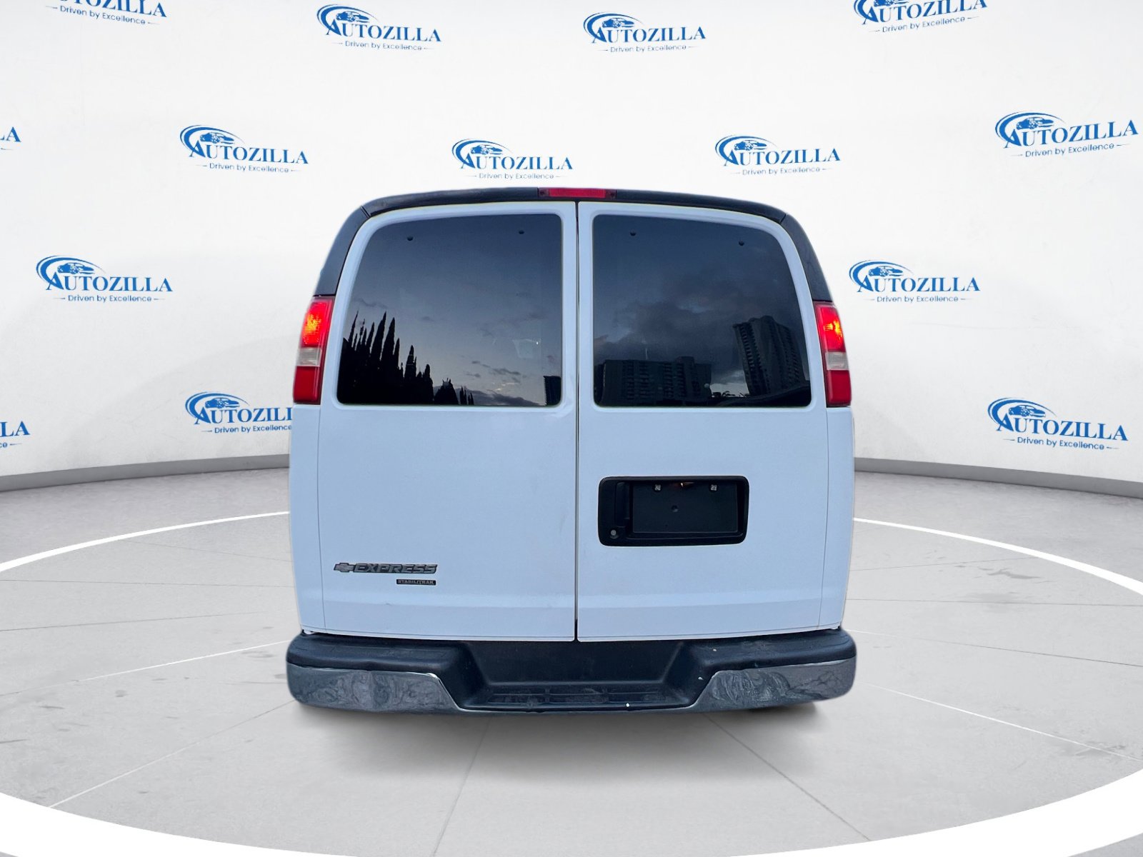 2016 Chevrolet Express 3500 Passenger Van photo 3