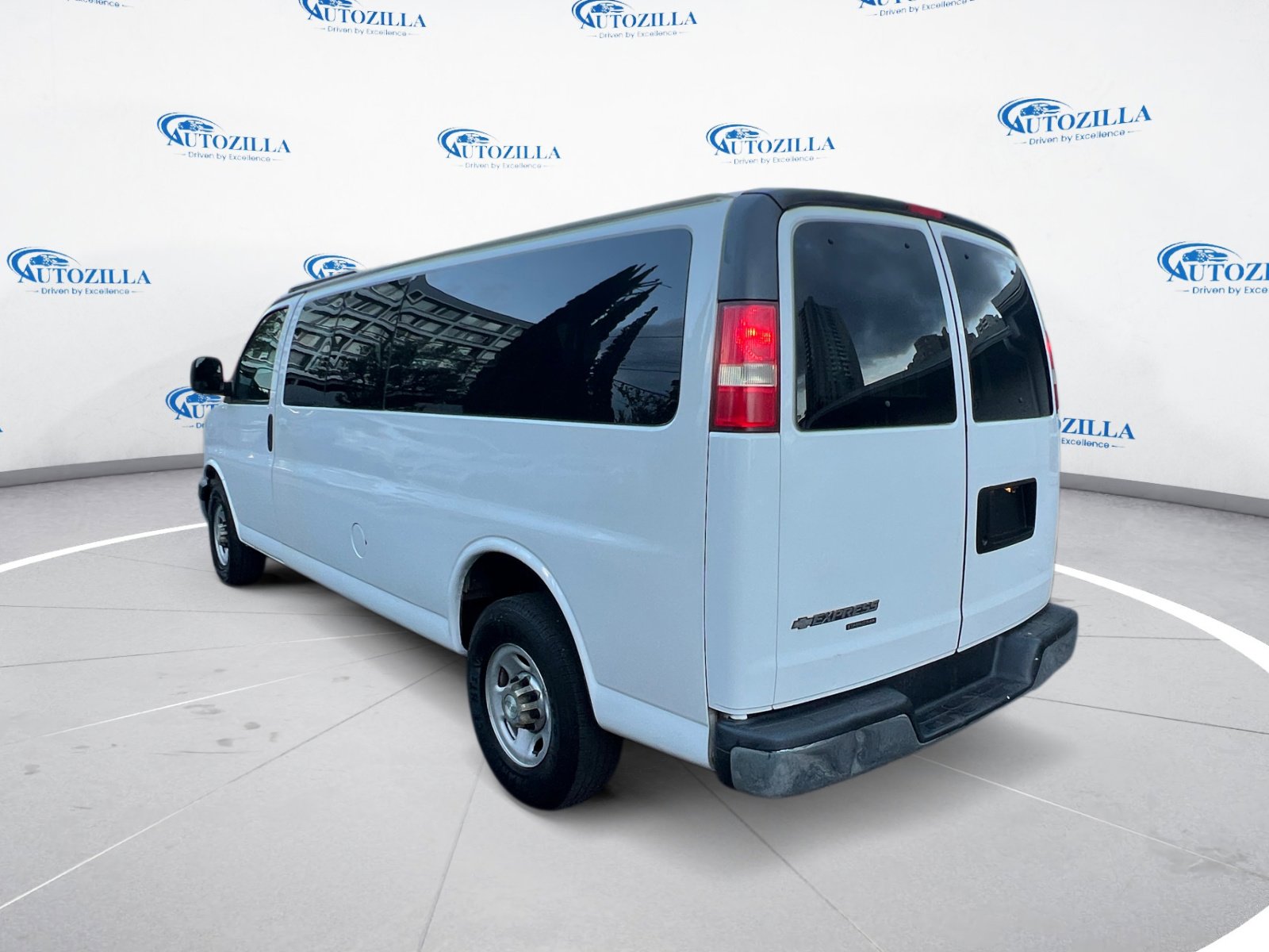 2016 Chevrolet Express 3500 Passenger Van photo 2