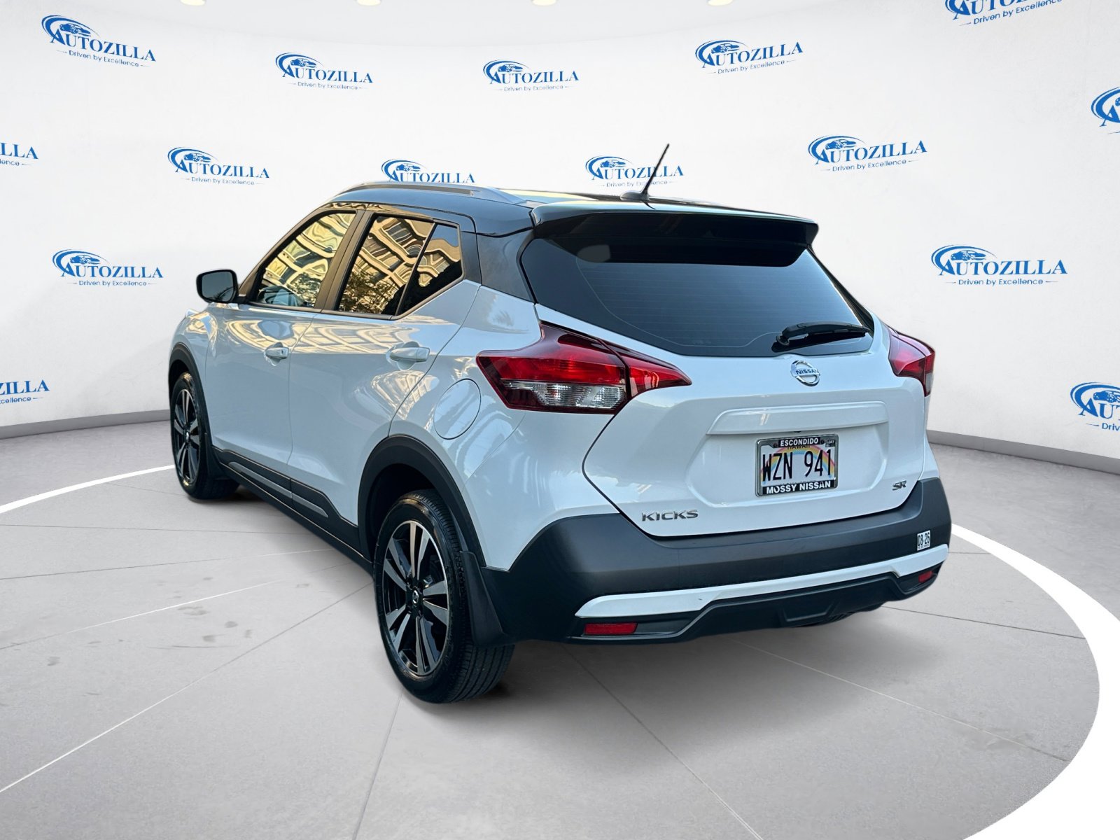 2019 Nissan Kicks SR photo 3