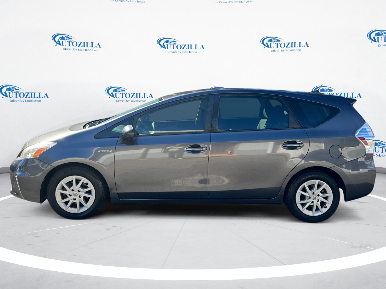 2014 Toyota Prius V photo 2