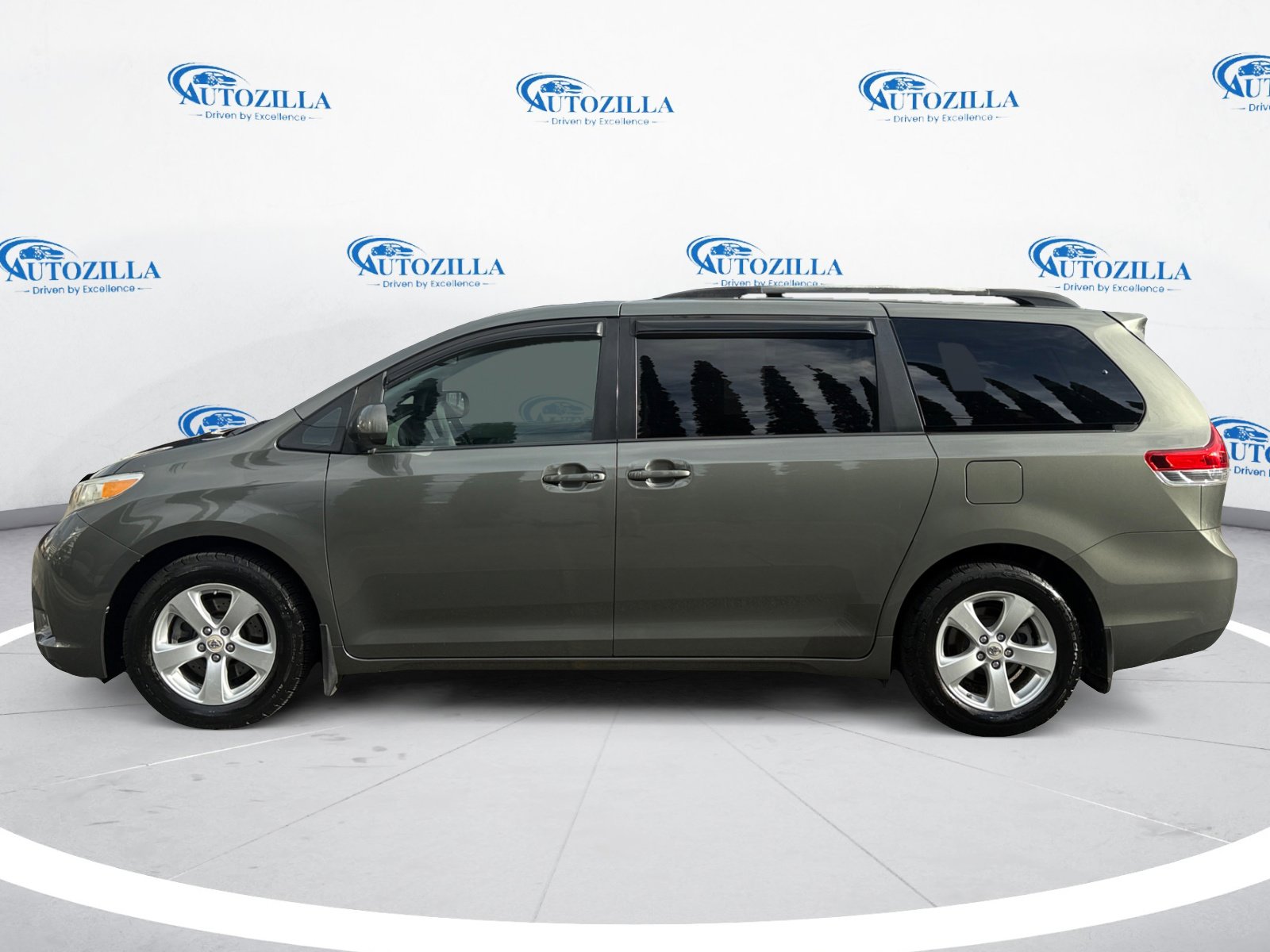 2012 Toyota Sienna photo 2