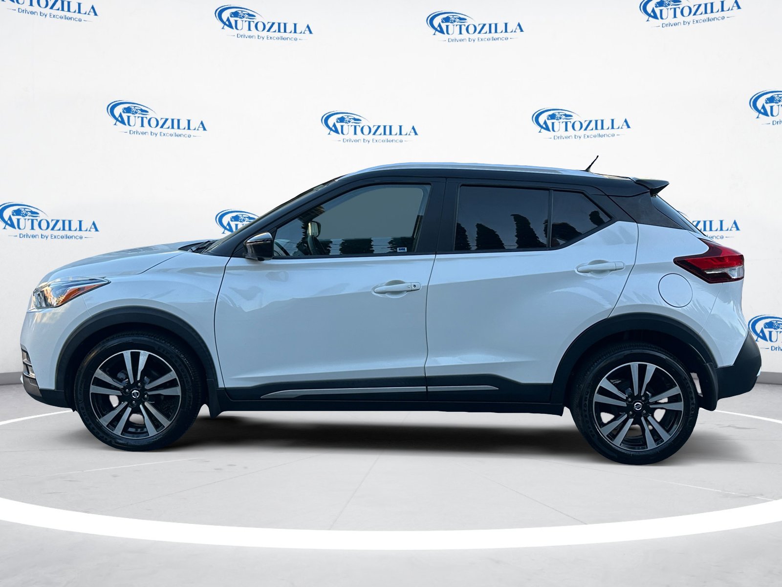 2019 Nissan Kicks SR photo 2