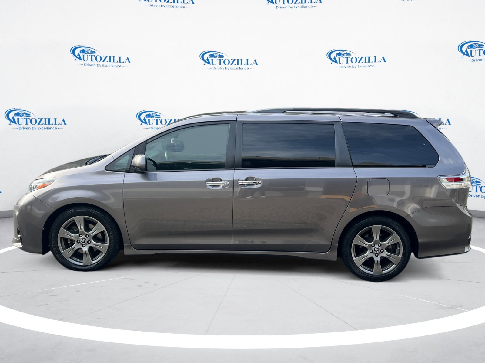 2018 Toyota Sienna SE Premium photo 2