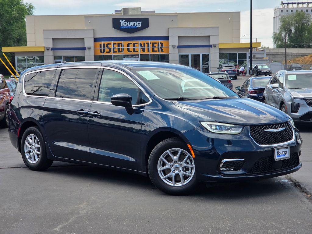2023 Chrysler Pacifica Touring L's photo
