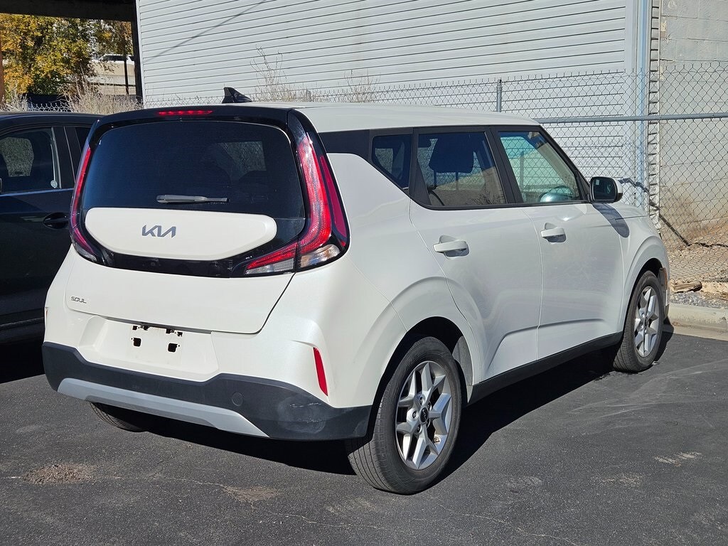 2023 Kia Soul LX photo 2