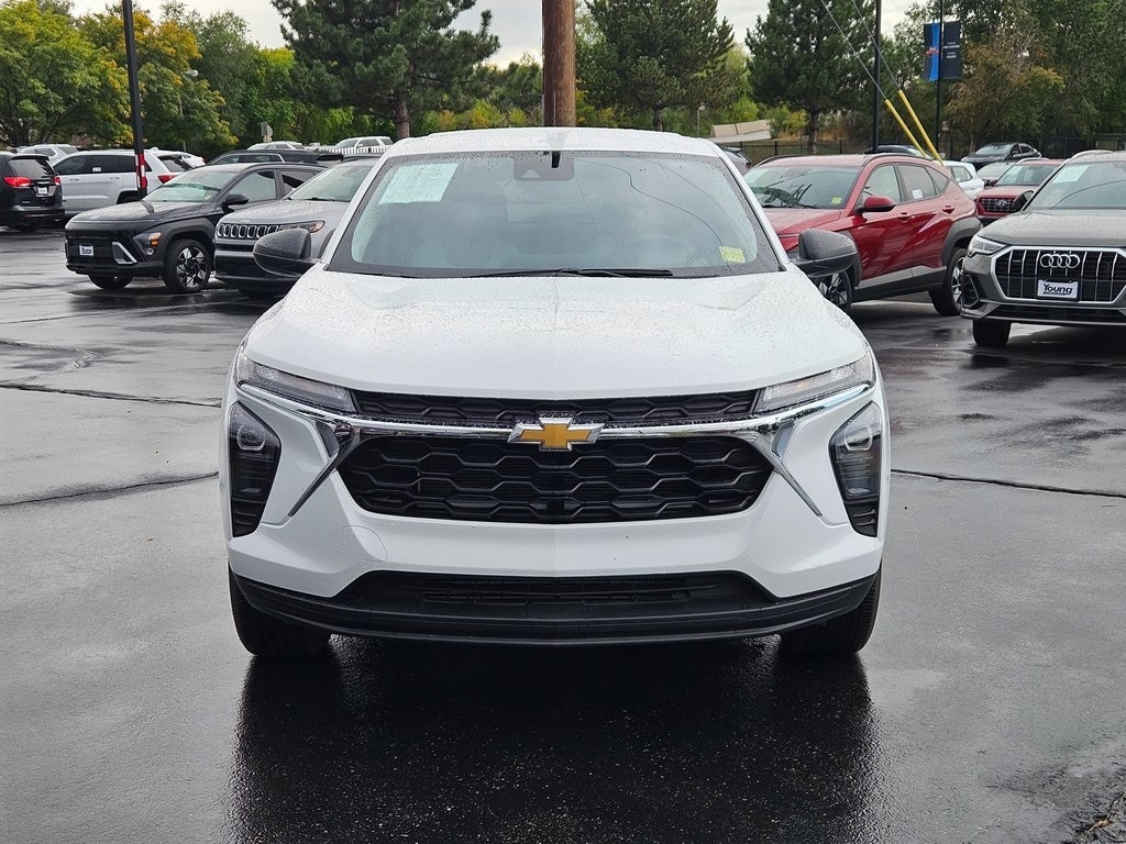 2025 Chevrolet Trax LS photo 4