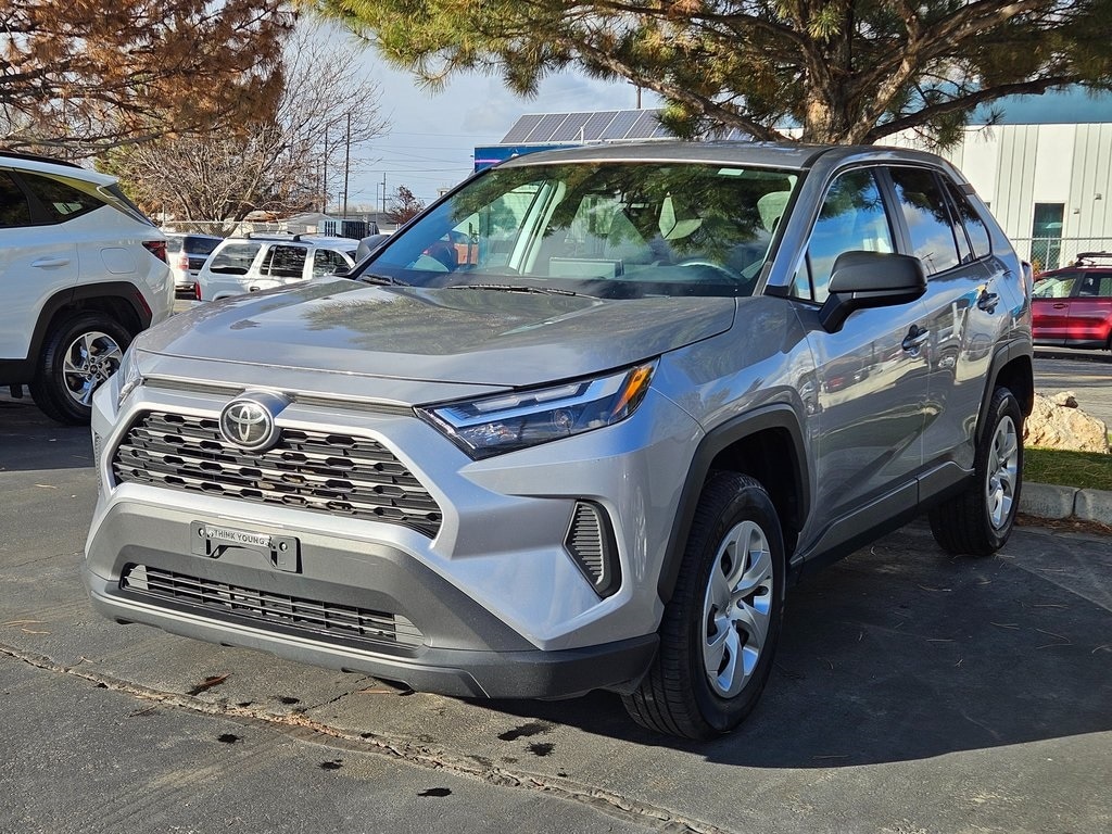 2023 Toyota RAV4 LE's photo