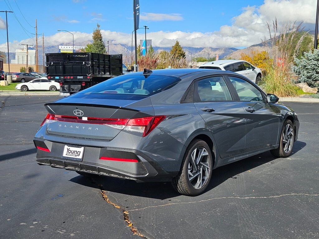 2025 Hyundai Elantra SEL Sport photo 3