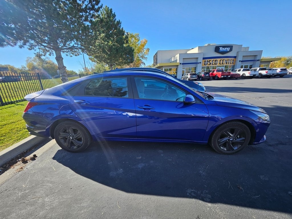 2023 Hyundai Elantra SEL photo 3