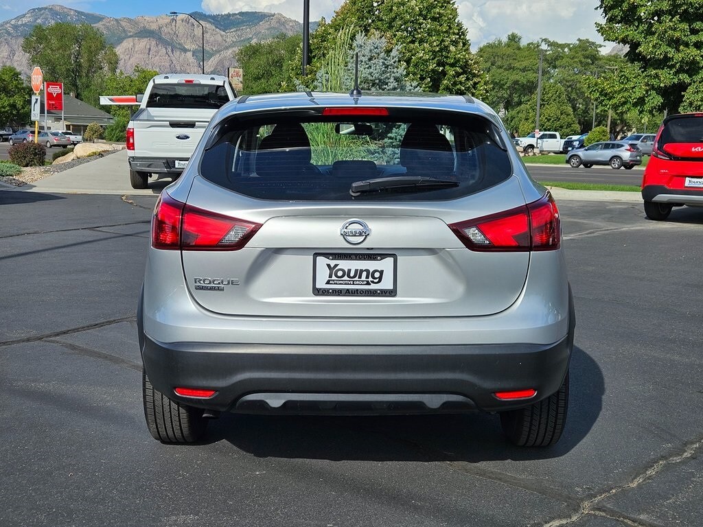 2018 Nissan Rogue Sport S photo 3