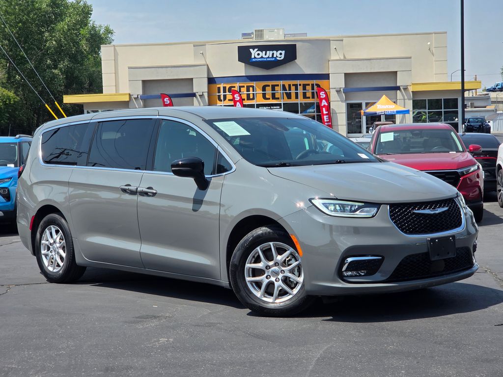 2025 Chrysler Pacifica Van Passenger Van 