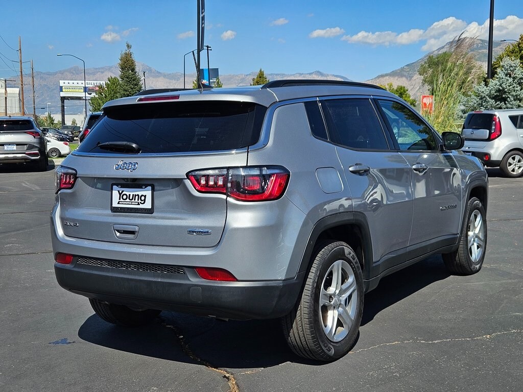 2024 Jeep Compass Latitude photo 2