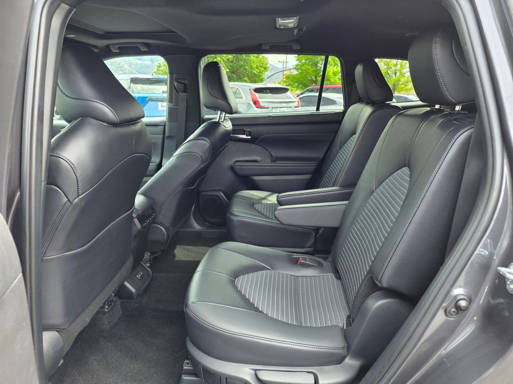 2025 Toyota Highlander XSE - Photo 16