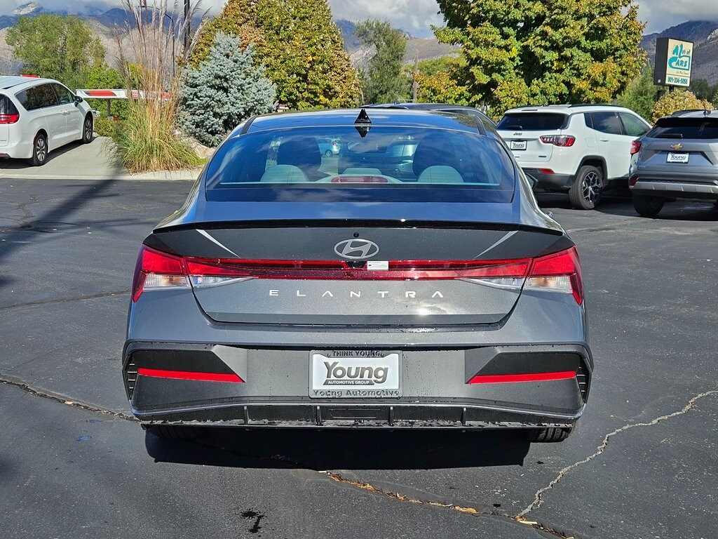 2025 Hyundai Elantra SEL Sport photo 4