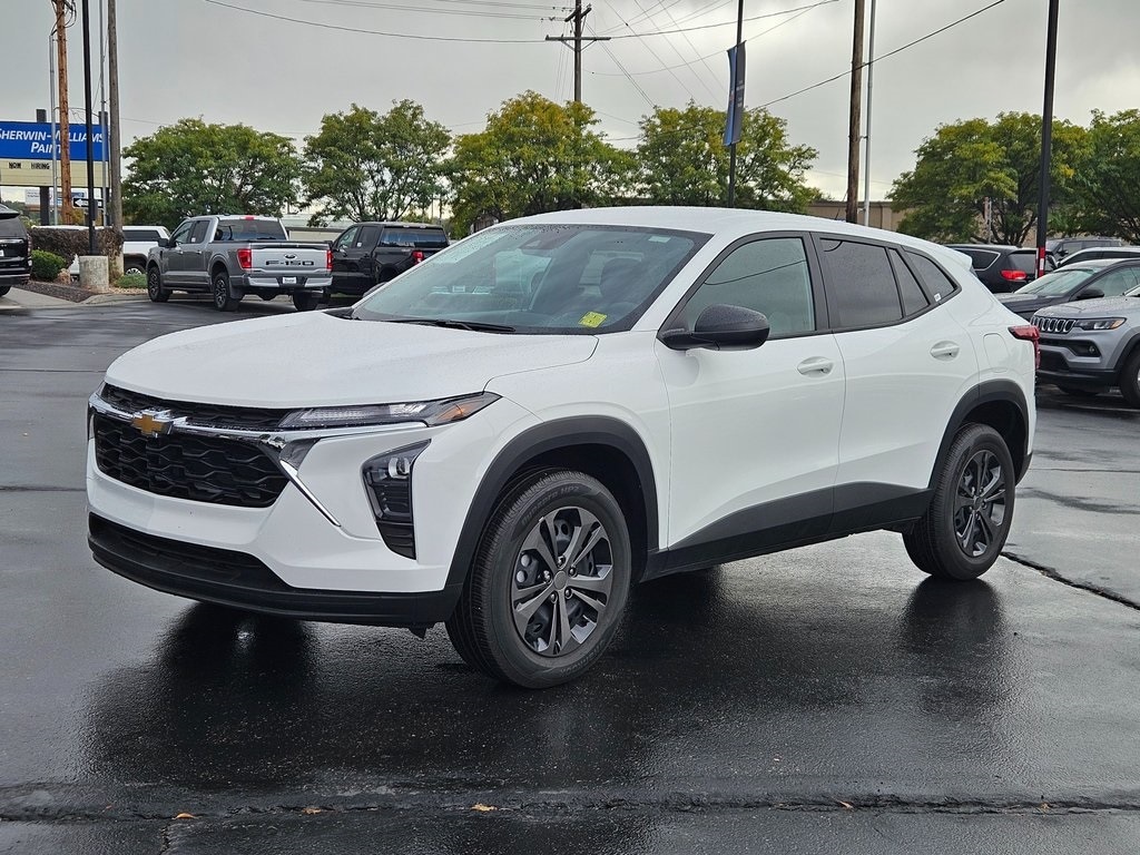 2025 Chevrolet Trax LS photo 3