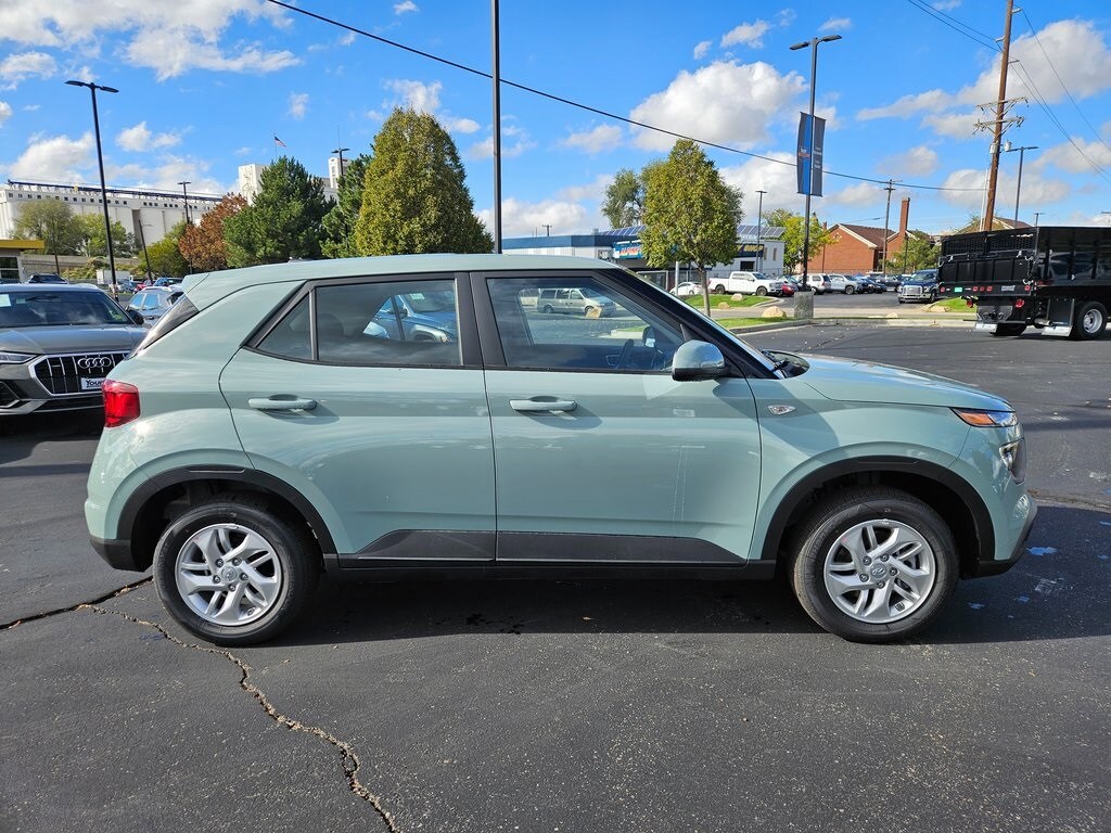 2026 Hyundai Venue SE photo 2