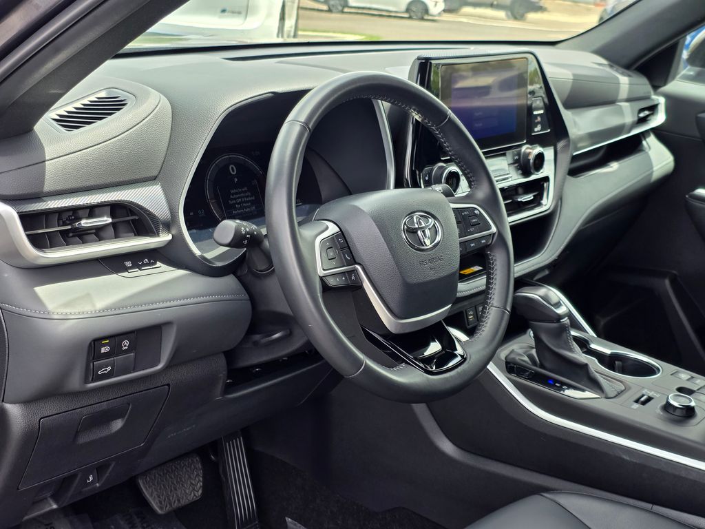 2025 Toyota Highlander XSE - Photo 14