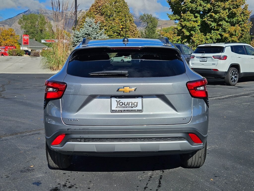 2025 Chevrolet Trax LT photo 2