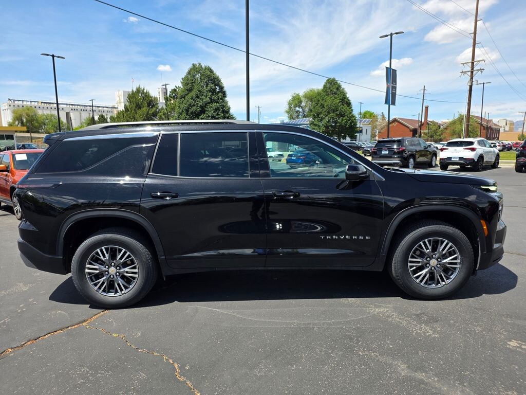 Used 2025 Chevrolet Traverse LT SUV