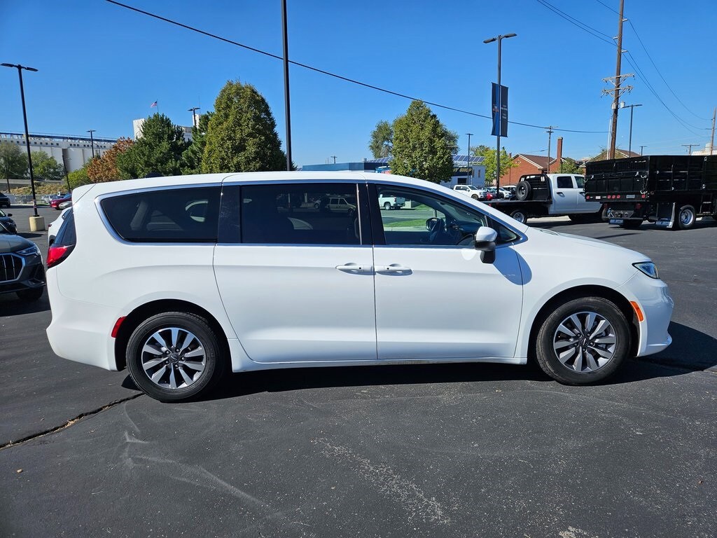 2023 Chrysler Pacifica Hybrid Touring L photo 2