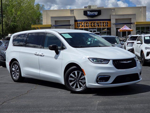 2024 Chrysler Pacifica Hybrid Select PHEV's photo