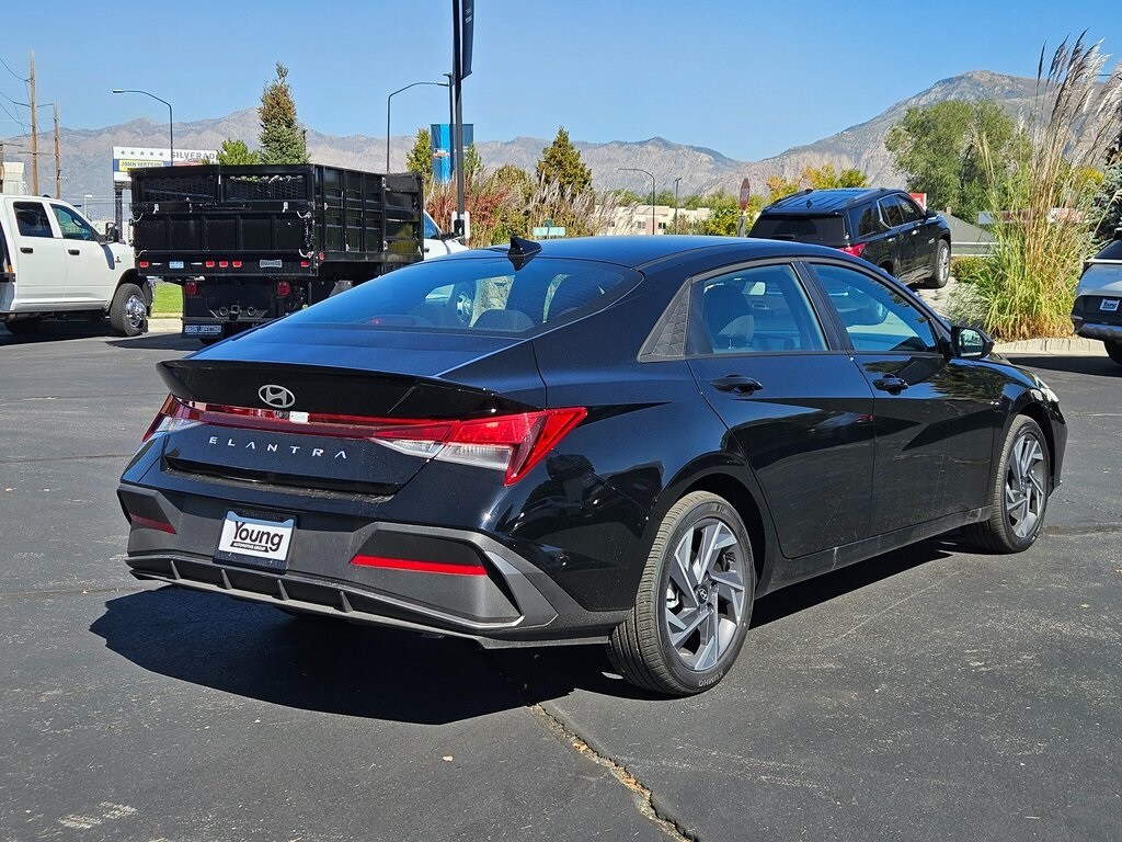 2025 Hyundai Elantra SEL Sport photo 2