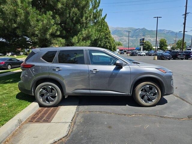 2024 Nissan Rogue SV photo 2