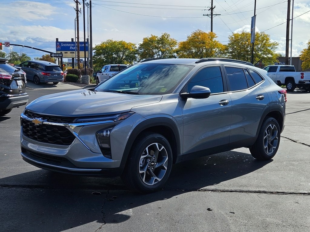 2025 Chevrolet Trax LT photo 2