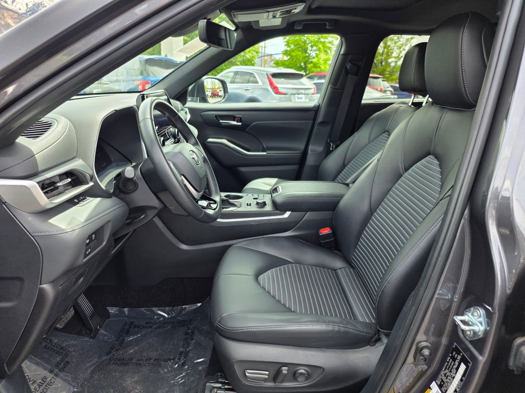 2025 Toyota Highlander XSE - Photo 15